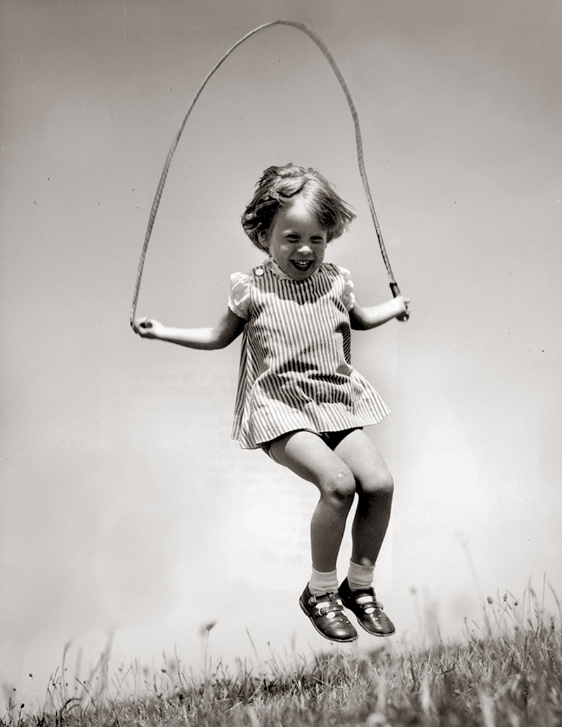 RELATANDO POR LOS CODOS LA COMBA